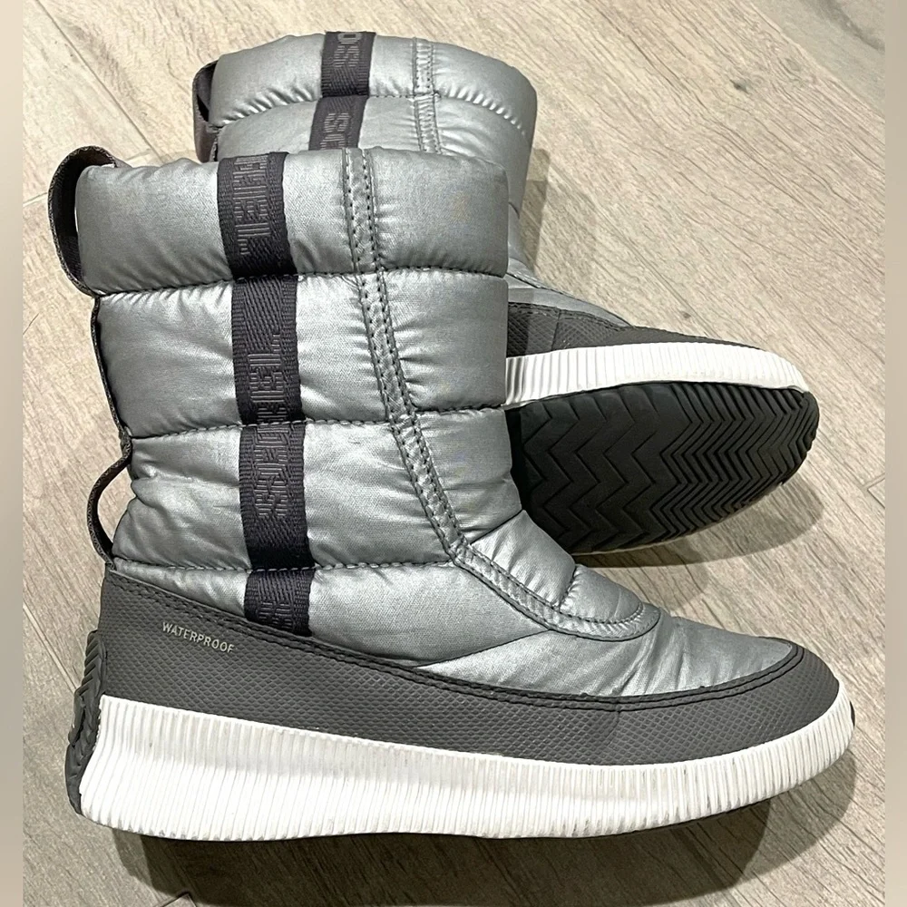 Sorel Women’s Girls Out 'N About™ Puffy Mid  Silver Boot Size 6
